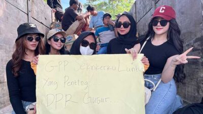 Ade Nay, Sosok Perempuan Cantik yang Jadi Sorotan di Tengah Aksi Mahasiswa di DPRD Kaltim