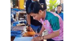 Ketua Pokja PWI Samarinda, Sardiman saat mengecek perlengkapan kontingen Porwada Pokja PWI Samarinda. (foto: yud)